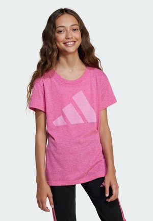 T-shirt en coton rose avec un grand design de logo à trois rayures blanches sur le devant. Manches courtes et col rond.