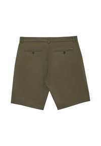 Shorts vert olive avec une texture lisse, dotés de deux poches arrière avec boutons et d'une coupe droite et épurée. Éléments de design minimalistes.