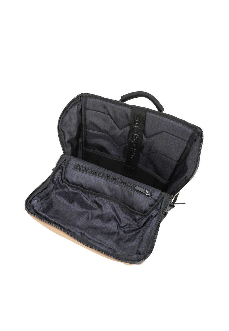 Schwarzer Stoff-Rucksack mit einem weichen Innenfutter, der mehrere Fächer und eine Reißverschlusstasche bietet. Das Innere hat ein dezentes Logo-Muster.