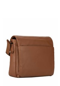 Sac messager en cuir marron avec rabat rabattable, poche avant et bandoulière réglable. Texture lisse avec design minimaliste.