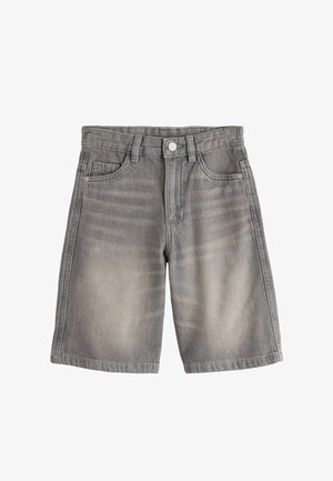 Pantalones cortos de mezclilla gris descolorida con bolsillos delanteros, trabillas para cinturón y cierre de botón, exhibidos sobre un fondo blanco.