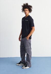 Puma BMW MMS ESS+ LOGO TEE - Apdrukāts T-krekls - black
