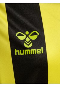 Hummel CORE  - T-shirt med print - black blazing yellow