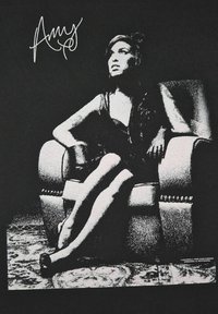 Sort t-shirt med et grafisk print af en siddende figur i monokrome farver, med signaturen "Amy" i hvid ovenfor.