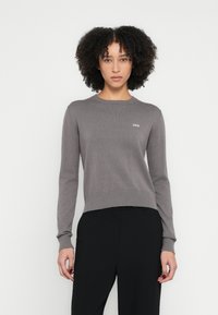 Maglione grigio lavorato a maglia con maniche lunghe, polsini a coste e scollo rotondo. Presenta un logo "2ND" sottile sul petto. Design minimalista.