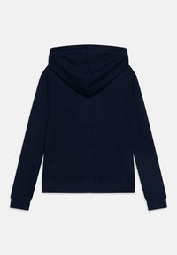 Sweatshirt à capuche bleu marine avec des manches longues, des poignets et un ourlet côtelés, et un tissu texturé. Design simple, sans logos ni motifs visibles.
