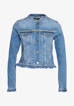 Veste en jean bleu clair à manches longues, poignets et ourlet volantés, fermeture boutonnée, poches poitrine, et bordure dorée sur la poitrine.