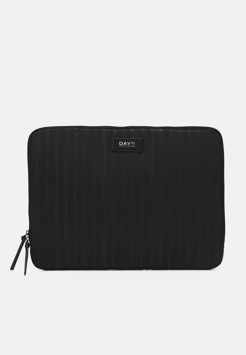 Housse d'ordinateur portable rectangulaire noire avec un motif subtil de logos verticaux et une fermeture éclair sur le côté gauche, étiquetée "DAY ET" au centre en haut.