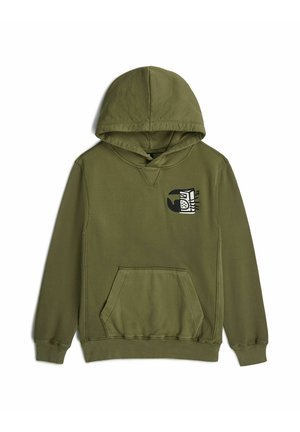 Bluza z kapturem w kolorze oliwkowym z kieszenią z przodu oraz małą czarno-białą ikoną na lewym boku klatki piersiowej przedstawiającą stylizowane radio i kasetę.