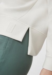 comma casual identity MIT STRUKTURMUSTER - Sweatshirt - weiß