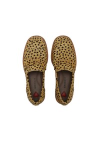 Leopardenmuster-Slipper aus strukturiertem gelbem Stoff mit schwarzen Flecken; verfügt über ein rotes Herzakzent in der Nähe des elastischen Eingangs.
