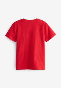 Rode katoenen T-shirt, ronde hals, korte mouwen. Eenvoudig ontwerp met een gladde textuur, zonder patronen of versieringen. Achteraanzicht weergegeven.