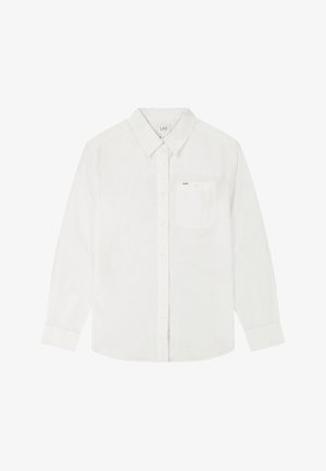 Wit overhemd met lange mouwen, knoopsluiting, een puntkraag en een borstzak met een klein "Lee" logo boven de zak.