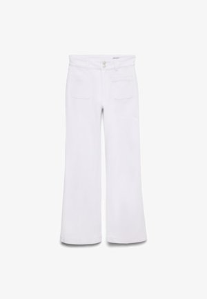 Pantalon large à taille haute blanc avec deux poches plaquées à l'avant, fermeture double bouton, et passants pour ceinture sur un fond uni.