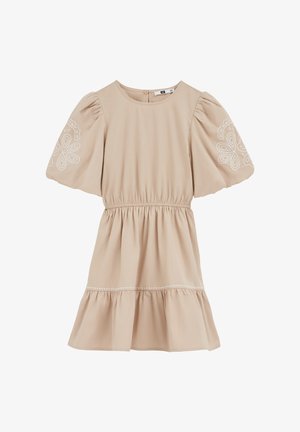 Svijetlo bež haljina s naboranim rukavima, skupljenim strukom i naboranim rubom. Ima bijelu floralnu vez na rukavima i suptilne detalje šivanja.