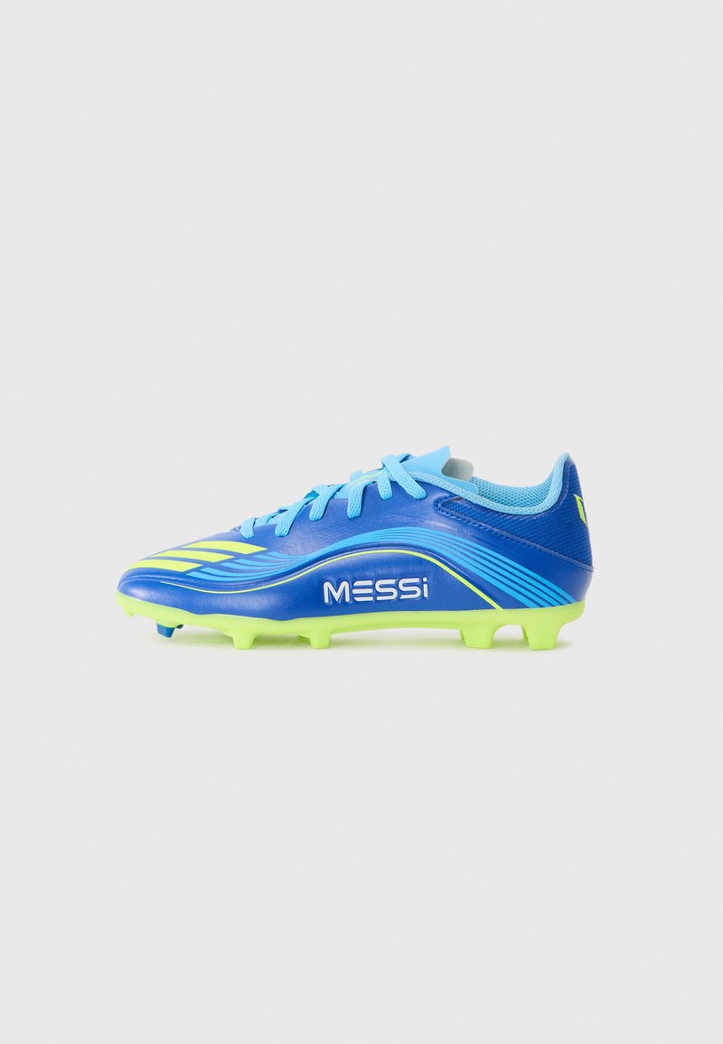 Scarpina da calcio blu con accenti gialli, superiori in sintetico testurizzato, chiusura con lacci e il prominente marchio "MESSi" sul lato.