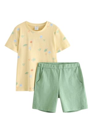 Gul T-shirt med korte ærmer med små farverige insektprint kombineret med lysegrønne elastiske taljeshorts med sidelommer.