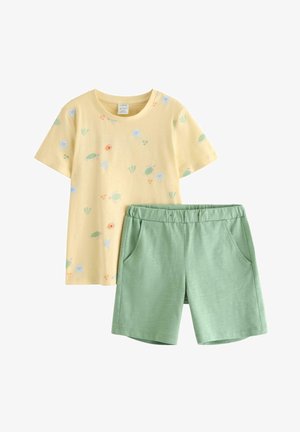 Gul T-shirt med korte ærmer med små farverige insektprint kombineret med lysegrønne elastiske taljeshorts med sidelommer.