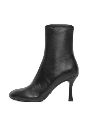 Stivaletto alla caviglia in pelle nera con punta affilata e tacco alto sottile, finitura liscia e bordo superiore cucito.