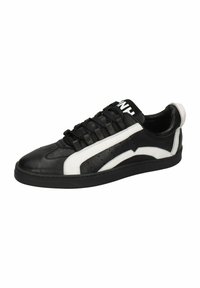 Le sneakers in pelle bianca e nera presentano un design low-top, strisce a contrasto, lacci piatti, perforazioni e una suola in gomma nera.
