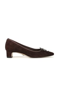 Ballerine in camoscio marrone con punta affilata, tacco piccolo e bordi in tessuto. Presentano un fiocco decorativo sul davanti.
