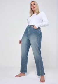 Ljusblå högmidjade jeans i denimtyg, med rak bendesign, fem fickor och en enkel knappstängning.