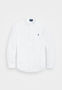 Camisa blanca de manga larga con cuello de banda, que presenta un pequeño logo de polo azul en el lado izquierdo del pecho y botones de color beige claro.