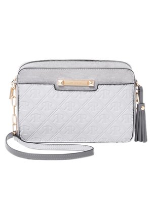 Lille rektangulær grå læder crossbody taske med prægede mønster, guldkæde detalje, lynlås lukning og kvast på siden.