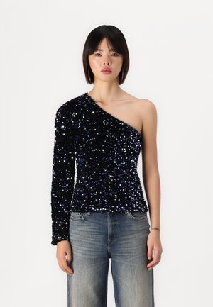 Top nero con spalla scoperta, ricoperto di paillettes con accenti blu. Modello aderente con manica lunga su un lato, tessuto strutturato e design elastico.