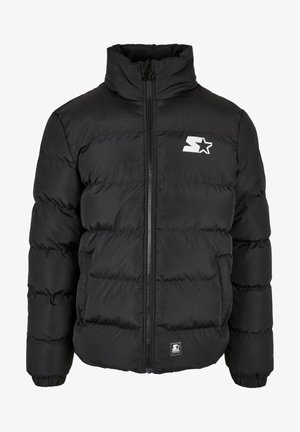 Svart pufferjakke med høy krage, glidelås og elastiske mansjetter. Har et teksturert skulderpanel og et logomerke på forsiden.