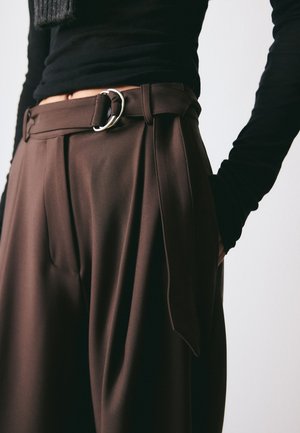 BHOEM, BELTED TAILORED - Pantaloni - chocolate brown