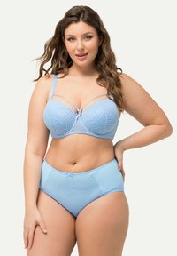 Set di reggiseno blu chiaro e mutandine a vita alta con motivi testurizzati, spalline regolabili e un piccolo fiocco al centro del reggiseno.