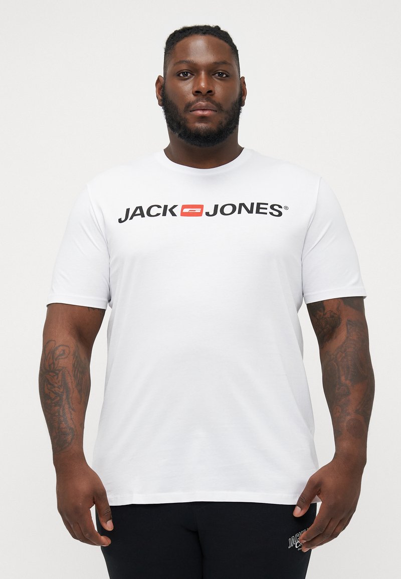 Witte katoenen t-shirt met een zwart "JACK & JONES" logo met een rode accent. Korte mouwen en een klassiek ronde hals ontwerp.