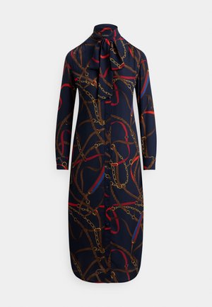 Temno modra obleka z dolgimi rokavi in gumbi ter ovratnikom s pentljo, z motivom prepletenih verig, pasov in vrvi v rdeči, rjavi in zlati barvi.