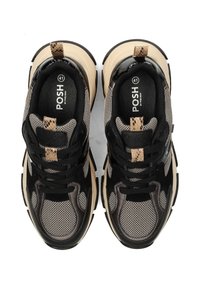 Sneakers neri e beige con tomaia in mesh, dettagli in camoscio e una stampa a serpente testurizzata sul tallone, caratterizzati da un design della suola chunky.