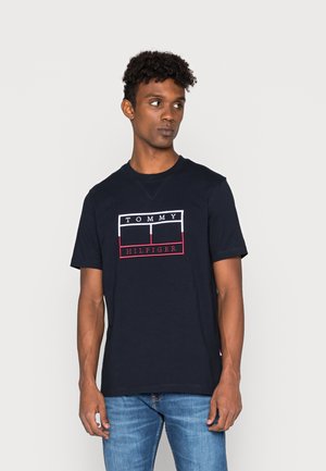OUTLINE LINEAR FLAG TEE - Printtipaita - desert sky