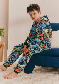 Fleażowa piżama z kolorowym wzorem kontrolera do gier, z kapturem, czarnymi mankietami i luźnym krojem. Design jest żywy i zabawny.