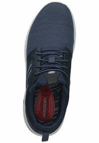 Námořnické modré síťované sportovní boty s tmavými detaily, tkaničkami a bílou podrážkou. Vnitřek má červenou stélku s textem značky. Lehký design.