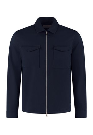 Marineblå langærmet jakke med krave, lynlås foran og to brystlommer med klapper, vist på en hvid baggrund.