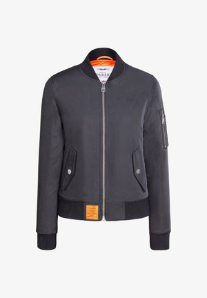 Zwarte bomberjack met een ritssluiting, ribgebreide boorden en zoom, zijzakken en een oranje binnenzijde. Bevat een logo en labeldetails.