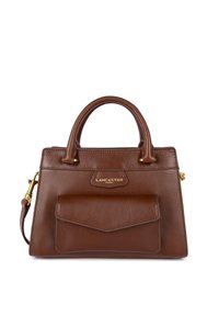 Sac à main Lancaster en cuir marron avec poignées supérieures, poche avant et ferrures dorées sur fond blanc.
