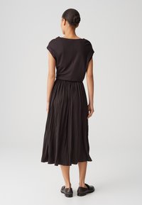 OPUS REGULAR MIDI FIT - Robe de jour - midnight brown