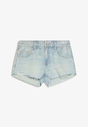 Lichtblauwe denimshorts met voorzakken, verweerde zomen en zilveren strassversieringen over de tailleband en de bovenkant van de voorkant.