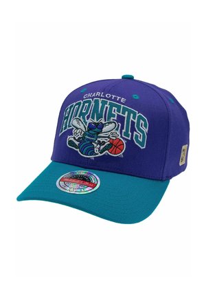 Gorra de los Charlotte Hornets en púrpura y azul verdoso con mascota de avispa bordada sosteniendo un balón de baloncesto y una pegatina de ajuste ajustable en la visera azul verdosa.