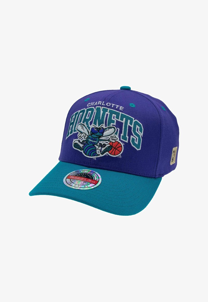 Gorra de los Charlotte Hornets en púrpura y azul verdoso con mascota de avispa bordada sosteniendo un balón de baloncesto y una pegatina de ajuste ajustable en la visera azul verdosa.
