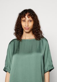 someday. ZATINI - T-shirt básica - pine green