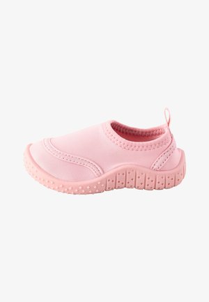 Minkštas rožinis batelis su tekstūruota lanksčia gumine sola, apvaliu priekiu ir kilpa kulne, kad būtų lengva užsidėti.