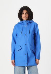 Veste imperméable bleue avec capuche, fermetures à pression à l'avant, deux poches latérales et cordons ajustables. Texture lisse, design décontracté.