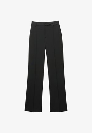 Crne hlače ravnog kroja od glatke tkanine, s ravnim prednjim dijelom, petljama za remen i bez vidljivih džepova, u kroju koji prati liniju tijela.