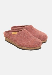Un paio di zoccoli slip-on con tomaia in tessuto di lana rossa, sottopiede in sughero, suola in gomma nera e una piccola etichetta marrone sul lato con la scritta "Gottstein".